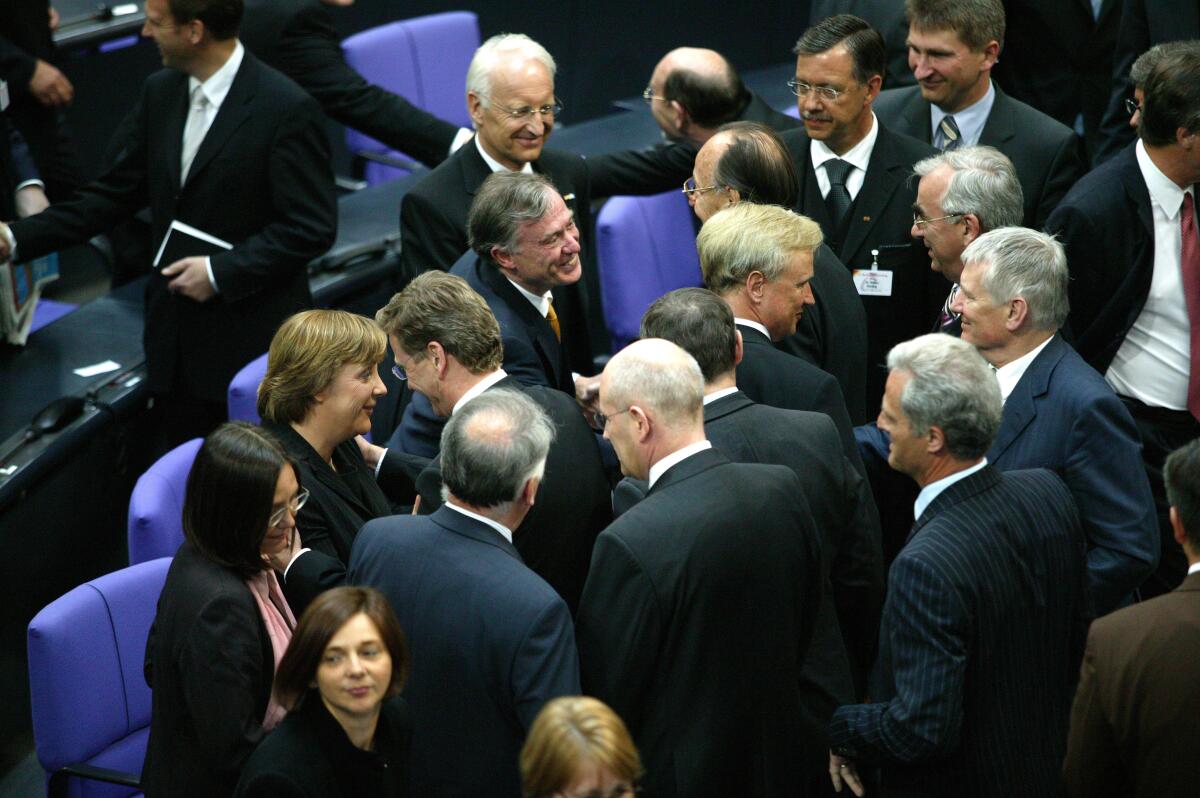 Im Uhrzeigersinn von links: Katrin Göring Eckardt, Bndnis 90/Die Grünen, MdB, Kerstin Müller, Bündnis 90/Die Grünen, MdB, Angela Merkel, CDU/CSU, MdB, Guido Westerwelle, FDP, MdB, der neue Bundespräsident Horst Köhler, CDU, hinter ihm Edmund Stoiber, CSU, Hamburgs Erster Bürgermeister Ole von Beust, CDU, dahinter als Gratulant der frühere Bundesaussenminister Hans-Dietrich Genscher, FDP, der frühere Finanzminister Theo Waigel, CSU, Bundesjustizminister Otto Schily, SPD, MdB, und Peter Ramsauer, CDU/CSU, nach der Bundesversammlung am 23.5.2004. Köhler, Horst; Stoiber, Edmund; Waigel, Theo; Schily, Otto; Westerwelle, Guido; Merkel, Angela; Müller, Kerstin; Göring-Eckardt, Katrin; Ramsauer, Peter; Beust, Ole von; Genscher, Hans-Dietrich Im Uhrzeigersinn von links: Katrin Göring Eckardt, Bndnis 90/Die Grünen, MdB, Kerstin Müller, Bündnis 90/Die Grünen, MdB, Angela Merkel, CDU/CSU, MdB, Guido Westerwelle, FDP, MdB, der neue Bundespräsident Horst Köhler, CDU, hinter ihm Edmund Stoiber, CSU, Hamburgs Erster Bürgermeister Ole von Beust, CDU, dahinter als Gratulant der frühere Bundesaussenminister Hans-Dietrich Genscher, FDP, der frühere Finanzminister Theo Waigel, CSU, Bundesjustizminister Otto Schily, SPD, MdB, und Peter Ramsauer, CDU/CSU, nach der Bundesversammlung am 23.5.2004.