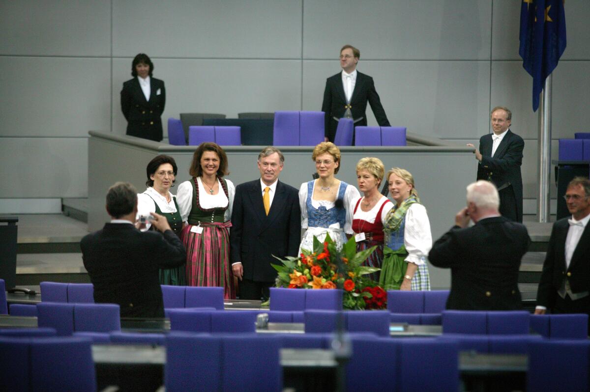 Aigner, Ilse Bundespräsident Horst Köhler, CDU,  Mitte, nach der Wahl mit weiblichen Abgeordneten; im Dirndl nach der Bundesversamlung am 23.05.2004. Zweite von links ist Ilse Aigner, CDU/CSU, MdB.; Saaldiener, Plenarassistent
