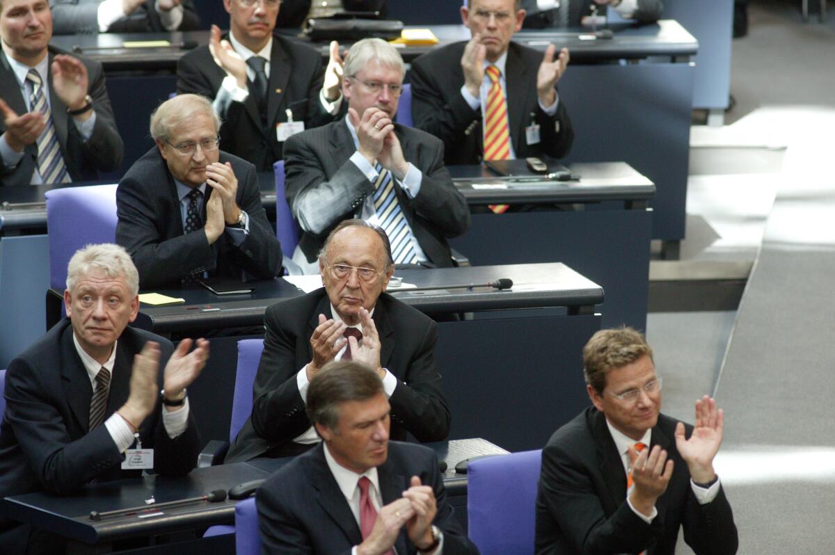 In der ersten Reihe von links: Wolfgang Gerhardt, MdB, und Guido Westerwelle, MdB. In der zweiten Reihe Jürgen Koppelin, MdB, und der frühere Bundesaussenminister Hans-Dietrich Genscher. In der dritten Reihe sitzt links Rainer Brüderle, MdB, alle FDP, in der Bundesversammlung am 23.5.2004. Westerwelle, Guido; Koppelin, Jürgen; Brüderle, Rainer; Gerhardt, Wolfgang; Genscher, Hans-Dietrich In der ersten Reihe von links: Wolfgang Gerhardt, MdB, und Guido Westerwelle, MdB. In der zweiten Reihe Jürgen Koppelin, MdB, und der frühere Bundesaussenminister Hans-Dietrich Genscher. In der dritten Reihe sitzt links Rainer Brüderle, MdB, alle FDP, in der Bundesversammlung am 23.5.2004.