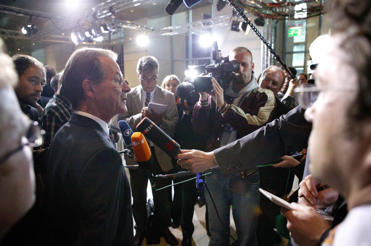 Müntefering, Franz Links Franz Müntefering, SPD, MdB, gibt Interviews nach der Bundesversammlung am 23.5.2004.