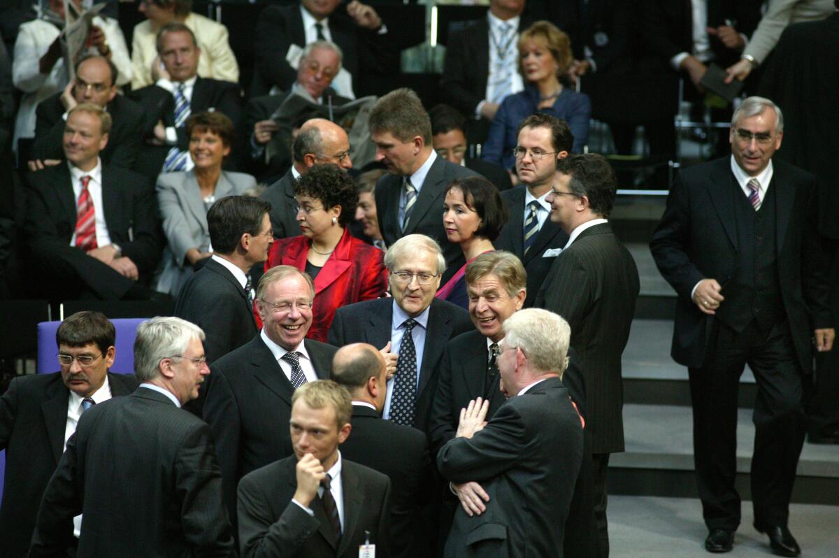 Brüderle, Rainer; Waigel, Theo In der Mitte Rainer Brüderle, FDP, MdB, und rechts auf der Treppe Theo Waigel, CSU, in der Bundesversammlung am 23.5.2004.