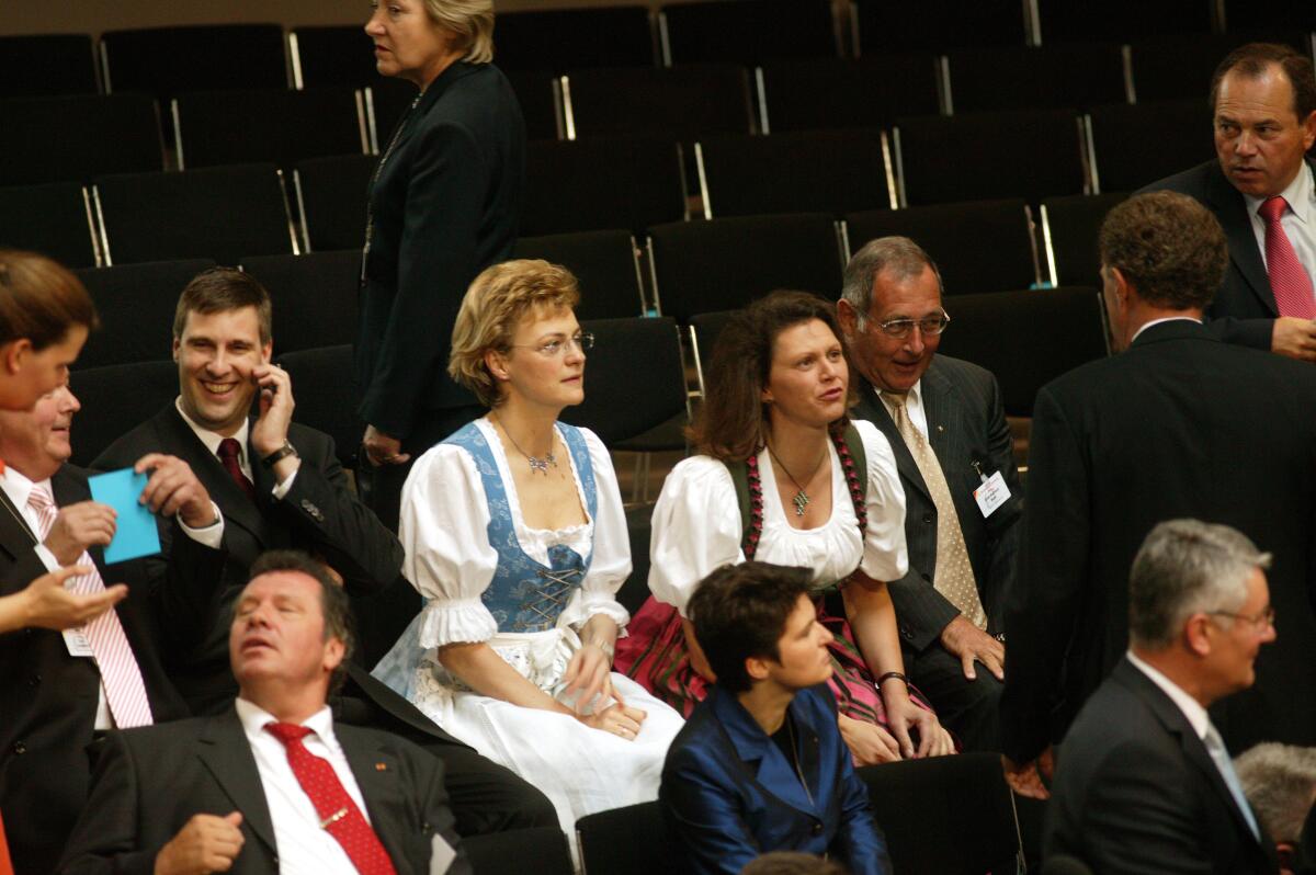 Aigner, Ilse Mitte rechts: Ilse Aigner, CDU/CSU, MdB, im Dirndl in der Bundesversammlung am 23.5.2004.
