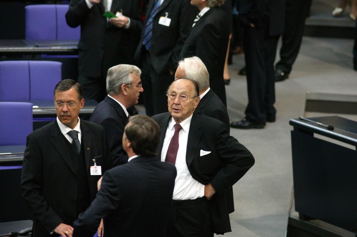 Von links: Walter Döring, FDP, MdB, Theo Waigel, CSU, und der frühere Bundesaussenminister Hans-Dietrich Genscher, FDP, in der Bundesversammlung am 23.5.2004. Döring, Walter; Genscher, Hans-Dietrich; Waigel, Theo Von links: Walter Döring, FDP, MdB, Theo Waigel, CSU, und der frühere Bundesaussenminister Hans-Dietrich Genscher, FDP, in der Bundesversammlung am 23.5.2004.