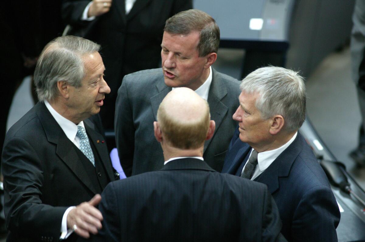 Spiegel, Paul; Schily, Otto Links der Präsident des Zentralrates der Juden in Deutschland Paul Spiegel. Rechts Bundesjustizminister Otto Schily, SPD, MdB, in der Bundesversammlung am 23.5.2004