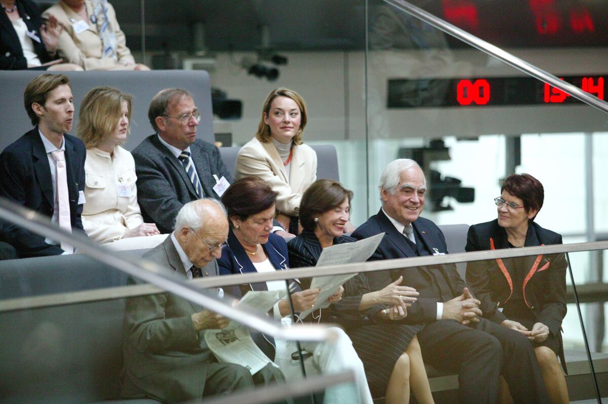 In der ersten Reihe links der frühere Bundespräsident Walter Scheel, FDP. Dritte von links die Frau des Bundespräsienten Horst Köhler, Eva Luise Köhler. Rechts sitzt die frühere Bundestagspräsidentin Rita Süssmuth, CDU. In der zweiten Reihe Mitglieder der Familie Köhler auf der Tribüne bei der Bundesversammlung am 23.5.2004. Scheel, Walter; Köhler, Eva Luise; Süssmuth, Rita In der ersten Reihe links der frühere Bundespräsident Walter Scheel, FDP. Dritte von links die Frau des Bundespräsienten Horst Köhler, Eva Luise Köhler. Rechts sitzt die frühere Bundestagspräsidentin Rita Süssmuth, CDU. In der zweiten Reihe Mitglieder der Familie Köhler auf der Tribüne bei der Bundesversammlung am 23.5.2004.