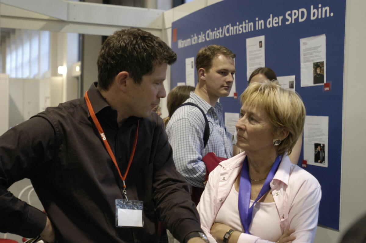 Christine Bergmann, SPD, rechts, im Gespräch auf dem 1.Ökumenischen Kirchentag in Berlin. Bergmann, Christine Christine Bergmann, SPD, rechts, im Gespräch auf dem 1.Ökumenischen Kirchentag in Berlin.