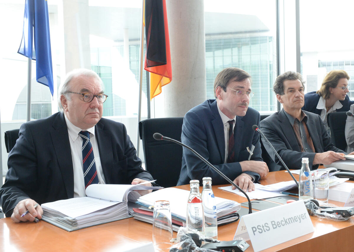 Prof. Dr. Daniel Zimmer, (mitte), Vorsitzender der Monopolkommission, ist zu Gast beim Ausschuss des Deutschen Bundestages für Wirtschaft und Energie. Klaus Barthel, (re), SPD, stellvertretender Vorsitzender des Ausschusses, leitet die Sitzung. Links Uwe Beckmeyer, SPD, Parlamentarischer Staatssekretär.; Fahne, Fahnen. Barthel, Klaus; Zimmer, Daniel; Beckmeyer, Uwe Prof. Dr. Daniel Zimmer, (mitte), Vorsitzender der Monopolkommission, ist zu Gast beim Ausschuss des Deutschen Bundestages für Wirtschaft und Energie. Klaus Barthel, (re), SPD, stellvertretender Vorsitzender des Ausschusses, leitet die Sitzung. Links Uwe Beckmeyer, SPD, Parlamentarischer Staatssekretär.; Fahne, Fahnen.
