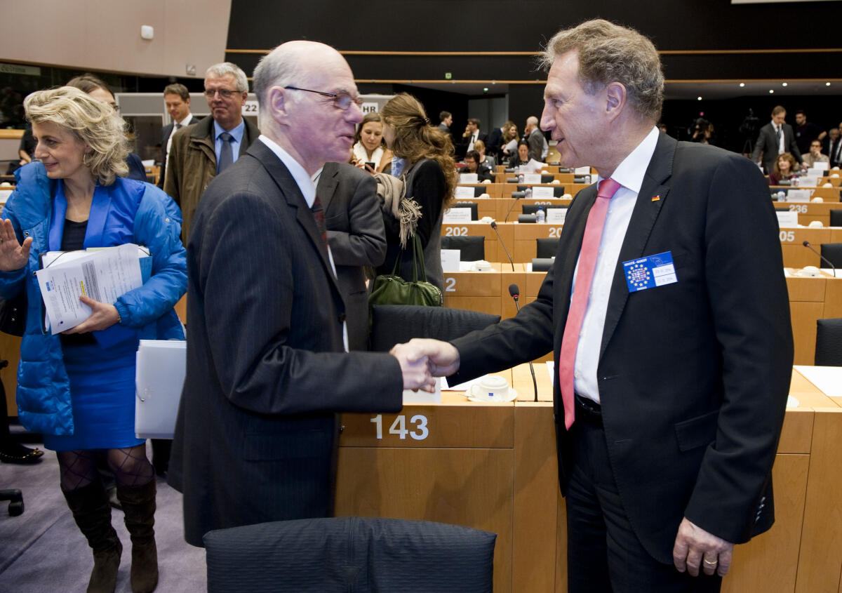 Lammert, Norbert; Barthle, Norbert Bundestagspräsident Prof. Dr. Norbert Lammert (li), CDU/CSU, nimmt im Rahmen einer Bundestagsdelegation teil an der Interparlamentarischen Konferenz zur wirtschaftlichen Steuerung der EU; hier, vor Sitzungsbeginn im kleinen Plenarsaal des Europäischen Parlaments, mit Norbert Barthle, CDU/CSU (re), Leiter der Bundestagsdelegation; Brüssel - Belgien, 20. Januar 2014