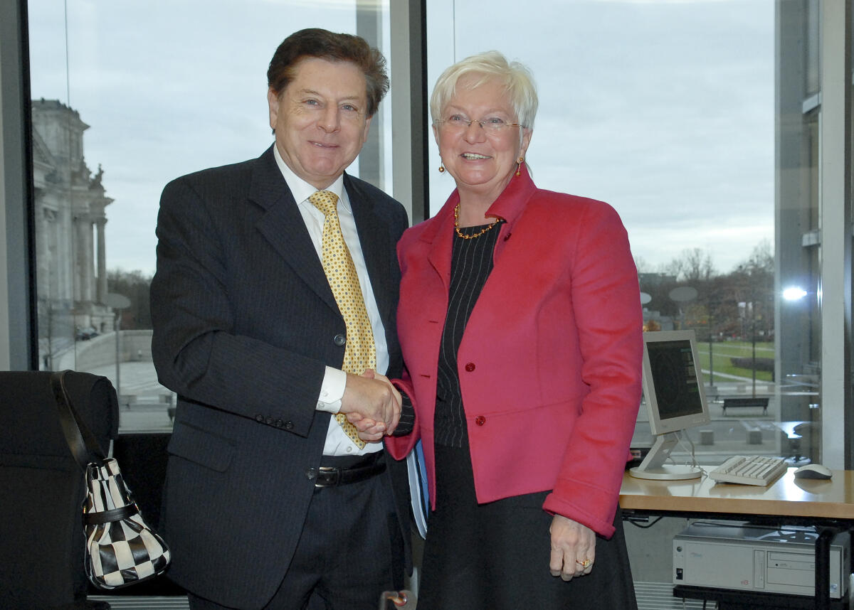 Konstituierende Sitzung des Ausschusses für Wirtschaft und Technologie im Paul-Löbe-Haus. Vorsitzender des Ausschusses Eduard Oswald, CDU/CSU, und Bundestagsvizepräsidentin Gerda Hasselfeldt, CDU/CSU. Konstituierende Sitzung des Ausschusses für Wirtschaft und Technologie im Paul-Löbe-Haus. Vorsitzender des Ausschusses Eduard Oswald, CDU/CSU, und Bundestagsvizepräsidentin Gerda Hasselfeldt, CDU/CSU.