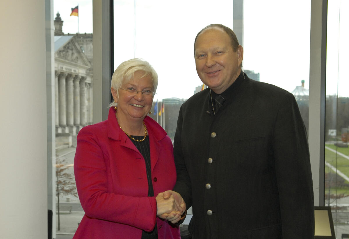 Konstituierende Sitzung des Ausschusses für Tourismus im Paul-Löbe-Haus. Vorsitzender des Ausschusses Klaus Brähmig, CDU/CSU, und Bundestagsvizepraesidentin Gerda Hasselfeldt, CDU/CSU. Konstituierende Sitzung des Ausschusses für Tourismus im Paul-Löbe-Haus. Vorsitzender des Ausschusses Klaus Brähmig, CDU/CSU, und Bundestagsvizepraesidentin Gerda Hasselfeldt, CDU/CSU.