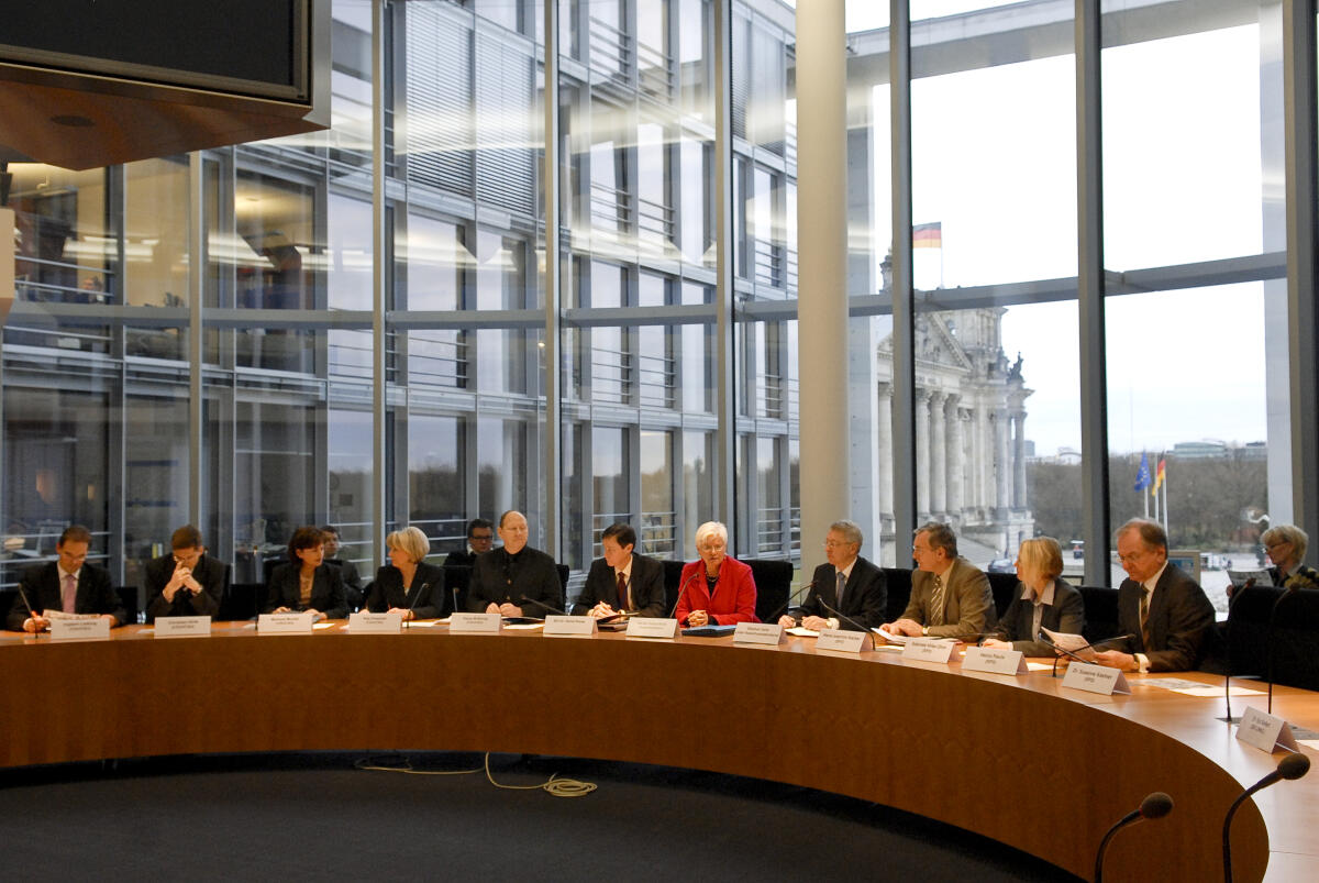 Konstituierende Sitzung des Ausschusses für Tourismus im Paul-Löbe-Haus. Vorsitzender des Ausschusses Klaus Brähmig, CDU/CSU, und Bundestagsvizepraesidentin Gerda Hasselfeldt, CDU/CSU. Konstituierende Sitzung des Ausschusses für Tourismus im Paul-Löbe-Haus. Vorsitzender des Ausschusses Klaus Brähmig, CDU/CSU, und Bundestagsvizepraesidentin Gerda Hasselfeldt, CDU/CSU.