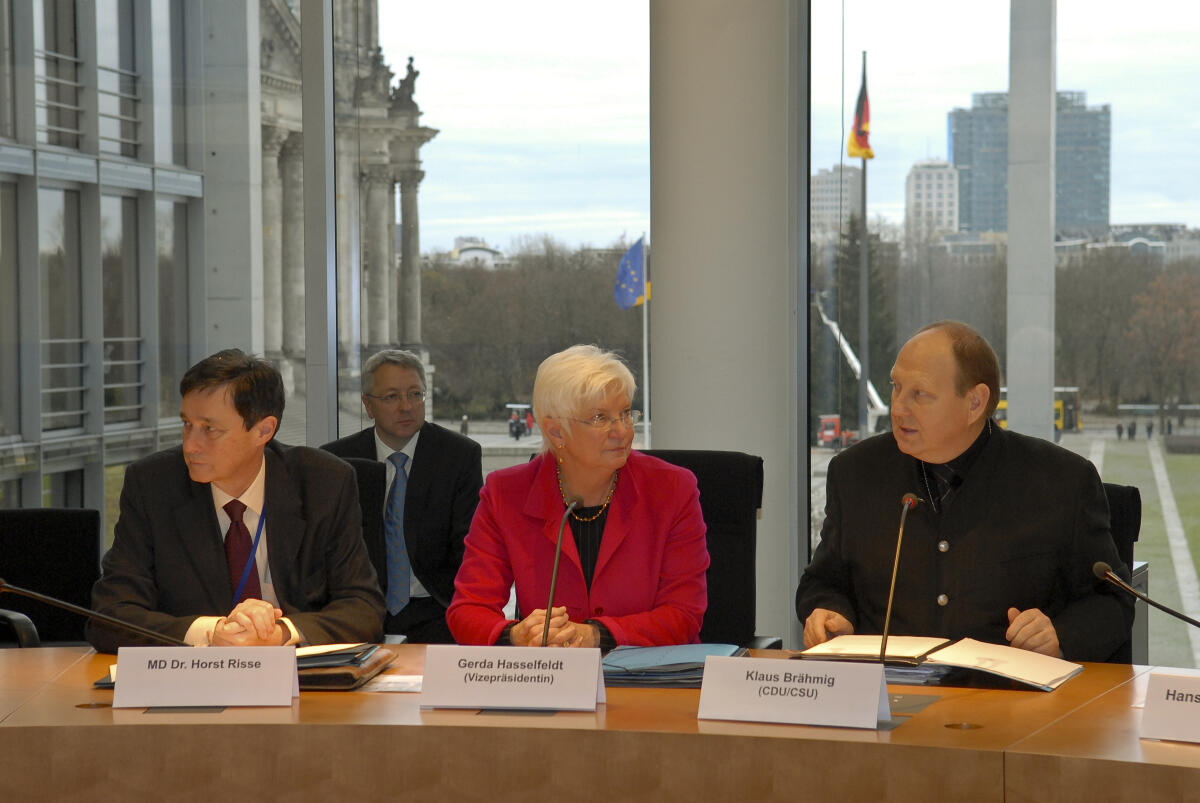 Konstituierende Sitzung des Ausschusses für Tourismus im Paul-Löbe-Haus. Vorsitzender des Ausschusses Klaus Brähmig, CDU/CSU, und Bundestagsvizepräsidentin Gerda Hasselfeldt, CDU/CSU. Konstituierende Sitzung des Ausschusses für Tourismus im Paul-Löbe-Haus. Vorsitzender des Ausschusses Klaus Brähmig, CDU/CSU, und Bundestagsvizepräsidentin Gerda Hasselfeldt, CDU/CSU.