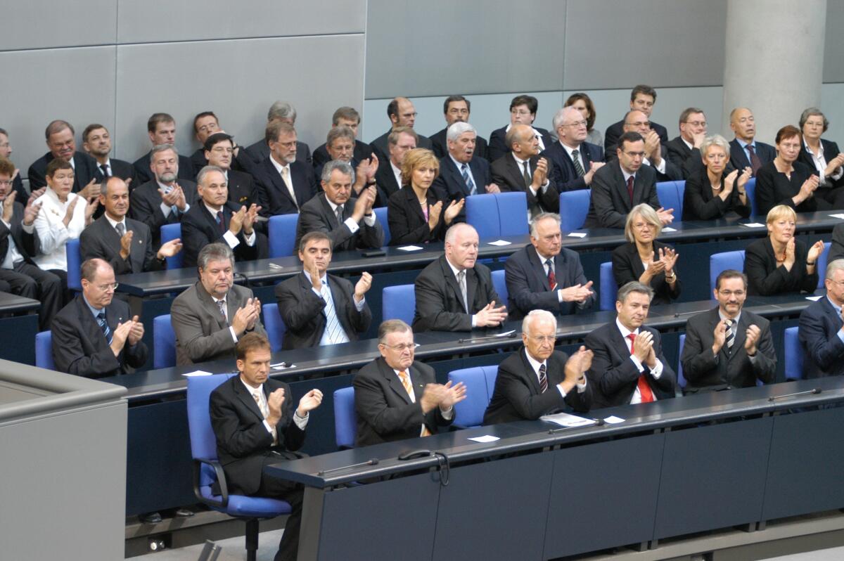 Am 1. Juli 2004 leistet der neue Bundespräsident Horst Köhler, CDU, leistet seinen Eid im Deutschen Bundestag. Blick auf die Länderbank im Plenum.; Erste Reihe, v.l.n.r.: Dieter Althaus, Ministerpräsident Thüringen, CDU; Erwin Teufel, Ministerpräsident Baden-Württemberg, CDU; Edund Stoiber, Ministerpräsident Bayern, CSU; Klaus Wowereit, Regierender Bürgermeister von Berlin, SPD; Matthias Platzeck, Ministerpräsident Brandenburg, SPD; Roland Koch, Ministerpräsident Hessen, CDU.; Mittlere Reihe, v.l.n.r.: Peer Steinrück, Ministerpräsident Nordrhein-Westfalen, SPD; Kurt Beck, Ministerpräsident Rheinland-Pfalz, SPD; Peter Müller, Ministerpräsident Saarland, CDU; Georg Milbradt, Ministerpräsident Sachsen, CDU; Wolfgang Böhmer, Ministerpräsident Sachsen-Anhalt, CDU;; Obere Reihe, 2. v.l.:Erwin Huber, Leiter der Bayerischen Staatskanzlei, CSU;; Bundesrat, Länder, Vertretung Beck, Kurt; Steinbrück, Peer; Koch, Roland; Althaus, Dieter; Teufel, Erwin; Stoiber, Edmund; Wowereit, Klaus; Platzeck, Matthias; Böhmer, Wolfgang; Milbradt, Georg; Huber, Erwin Am 1. Juli 2004 leistet der neue Bundespräsident Horst Köhler, CDU, leistet seinen Eid im Deutschen Bundestag. Blick auf die Länderbank im Plenum.; Erste Reihe, v.l.n.r.: Dieter Althaus, Ministerpräsident Thüringen, CDU; Erwin Teufel, Ministerpräsident Baden-Württemberg, CDU; Edund Stoiber, Ministerpräsident Bayern, CSU; Klaus Wowereit, Regierender Bürgermeister von Berlin, SPD; Matthias Platzeck, Ministerpräsident Brandenburg, SPD; Roland Koch, Ministerpräsident Hessen, CDU.; Mittlere Reihe, v.l.n.r.: Peer Steinrück, Ministerpräsident Nordrhein-Westfalen, SPD; Kurt Beck, Ministerpräsident Rheinland-Pfalz, SPD; Peter Müller, Ministerpräsident Saarland, CDU; Georg Milbradt, Ministerpräsident Sachsen, CDU; Wolfgang Böhmer, Ministerpräsident Sachsen-Anhalt, CDU;; Obere Reihe, 2. v.l.:Erwin Huber, Leiter der Bayerischen Staatskanzlei, CSU;; Bundesrat, Länder, Vertretung