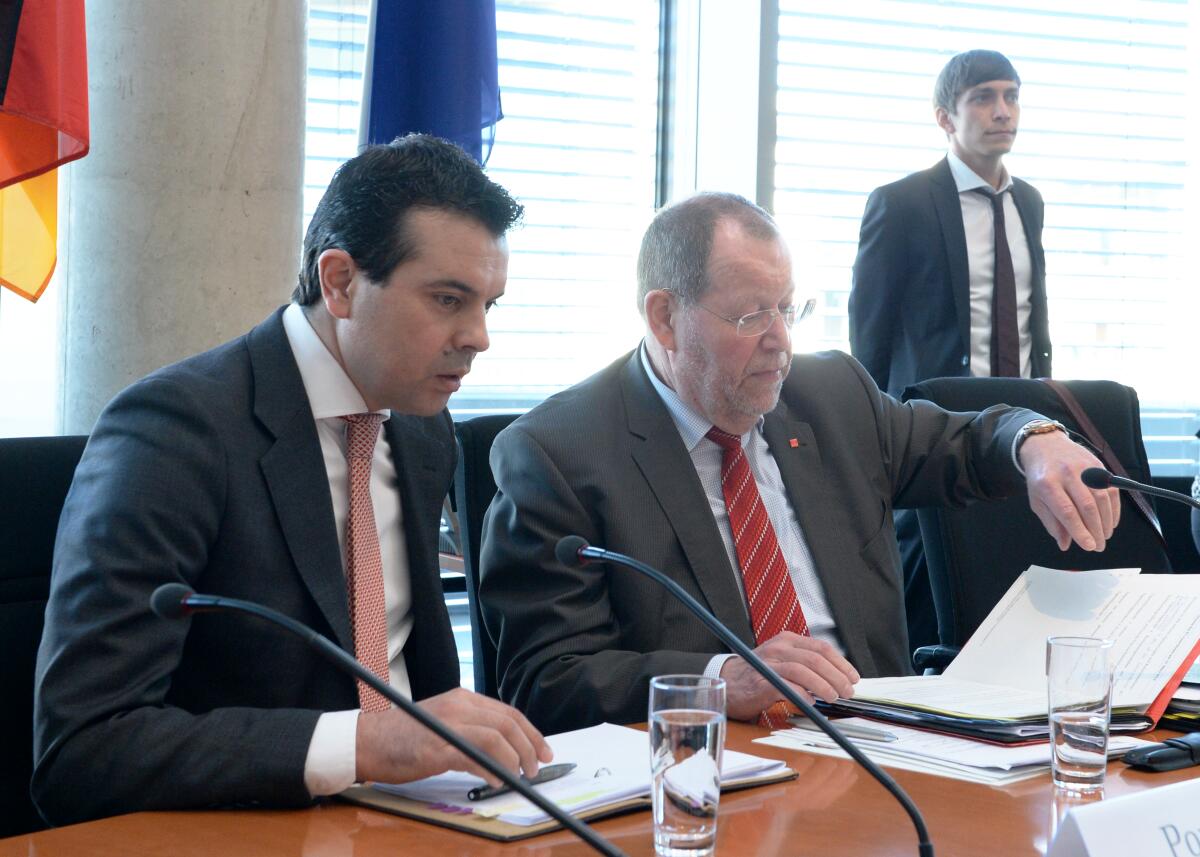 Nikola Poposki, (li), Außenminsiter Mazedonien, ist zu Gast beim Ausschuss des Deutschen Bundestages für die Angelegenheiten der Europäischen Union. Heinz-Joachim Barchmann, (re), SPD, Mitglied des Bundestages und des Ausschusses, leitet die Sitzung. Barchmann, Heinz-Joachim; Poposki, Nikola Nikola Poposki, (li), Außenminsiter Mazedonien, ist zu Gast beim Ausschuss des Deutschen Bundestages für die Angelegenheiten der Europäischen Union. Heinz-Joachim Barchmann, (re), SPD, Mitglied des Bundestages und des Ausschusses, leitet die Sitzung.