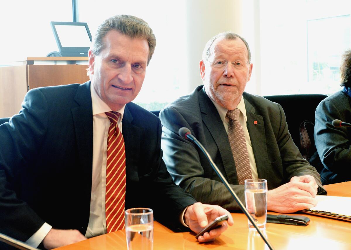 EU-Kommissar Günther Oettinger, (li), CDU/CSU, ist zu Gast beim Ausschuss des Deutschen Bundestages für die Angelegenheiten der Europäischen Union. Heinz-Joachim Barchmann, (re), SPD, Mitglied des Bundestages und des Ausschusses, leitet die Sitzung. Barchmann, Heinz-Joachim; Oettinger, Günther EU-Kommissar Günther Oettinger, (li), CDU/CSU, ist zu Gast beim Ausschuss des Deutschen Bundestages für die Angelegenheiten der Europäischen Union. Heinz-Joachim Barchmann, (re), SPD, Mitglied des Bundestages und des Ausschusses, leitet die Sitzung.