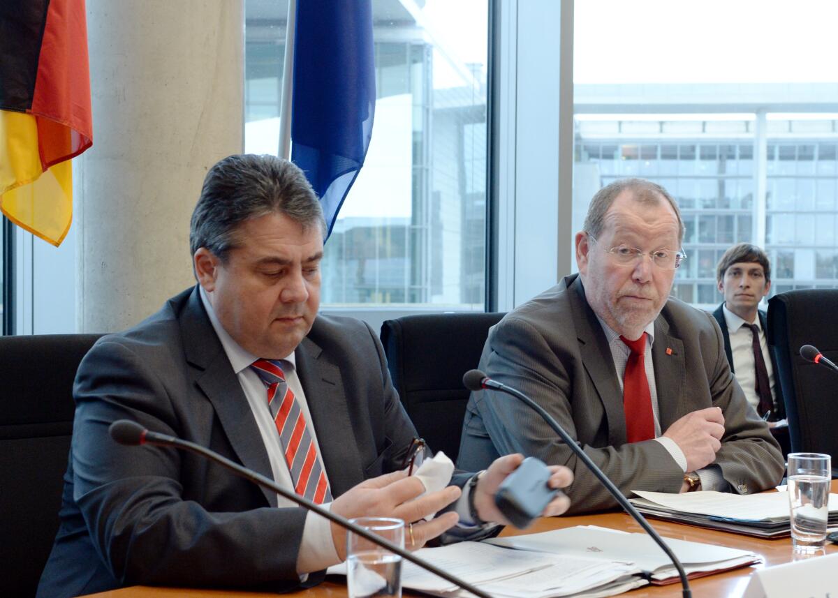Sigmar Gabriel, (li), SPD, Bundesminister für Wirtschaft und Energie, ist zu Gast beim Ausschuss des Deutschen Bundestages für die Angelegenheiten der Europäischen Union. Heinz-Joachim Barchmann, (re), SPD, leitet die Sitzung. Barchmann, Heinz-Joachim; Gabriel, Sigmar Sigmar Gabriel, (li), SPD, Bundesminister für Wirtschaft und Energie, ist zu Gast beim Ausschuss des Deutschen Bundestages für die Angelegenheiten der Europäischen Union. Heinz-Joachim Barchmann, (re), SPD, leitet die Sitzung.