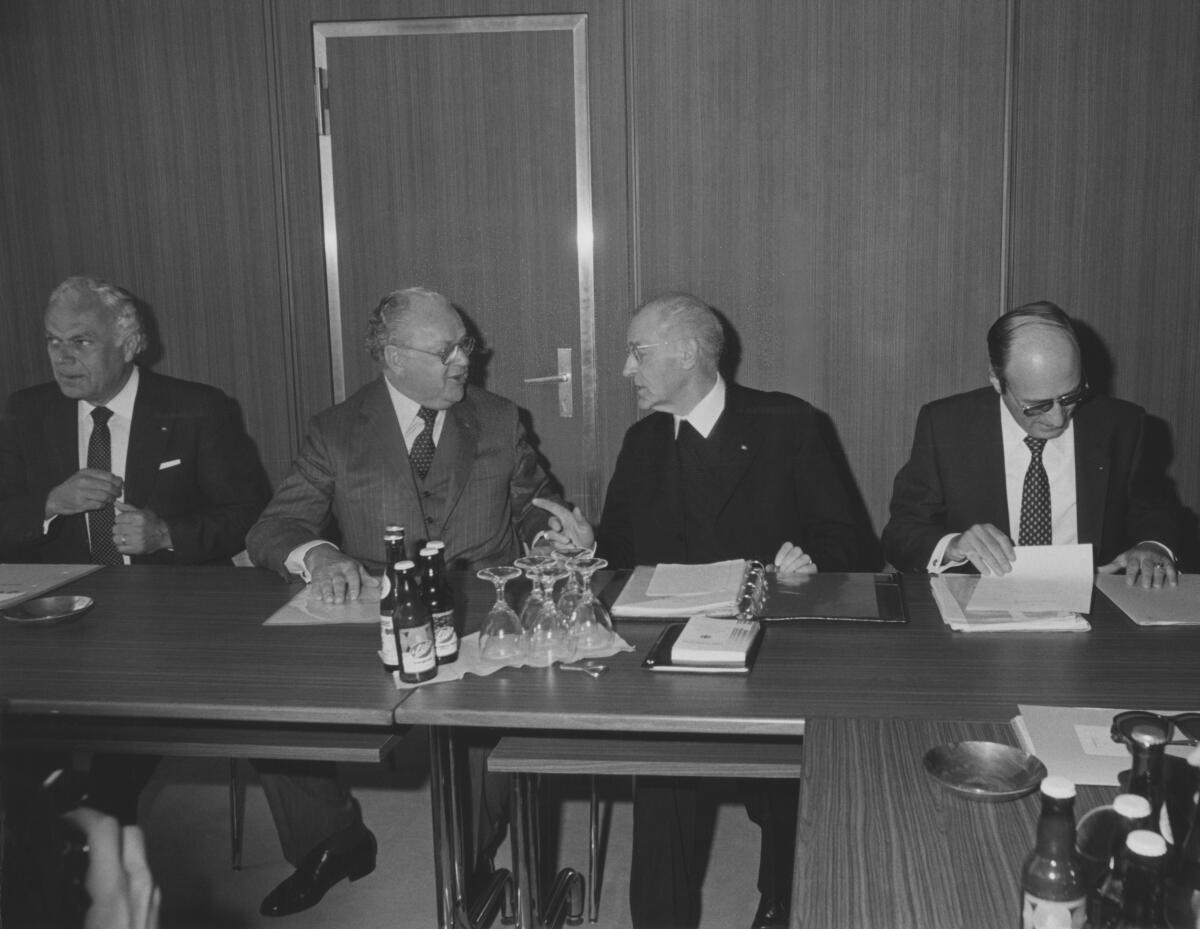 Am 22. Mai 1980 fand die konstituierende Sitzung der gemeinsamen Schiedsstelle für die Bundestagswahl 1980 im Bundeshaus statt.; V.l.n.r.: Direktor des BT Dr. Schellknecht, BTPräs Richard Stücklen (CDU/CSU), Vorsitzender der Schiedsstelle Bischof Dr. Hermann Kunst DD, Sekretär des Innenausschusses MinRat Sträter.; Konstituierende, Sitzung, Schiedsstelle Schellknecht, Helmut; Stücklen, Richard; Kunst, Hermann Am 22. Mai 1980 fand die konstituierende Sitzung der gemeinsamen Schiedsstelle für die Bundestagswahl 1980 im Bundeshaus statt.; V.l.n.r.: Direktor des BT Dr. Schellknecht, BTPräs Richard Stücklen (CDU/CSU), Vorsitzender der Schiedsstelle Bischof Dr. Hermann Kunst DD, Sekretär des Innenausschusses MinRat Sträter.; Konstituierende, Sitzung, Schiedsstelle