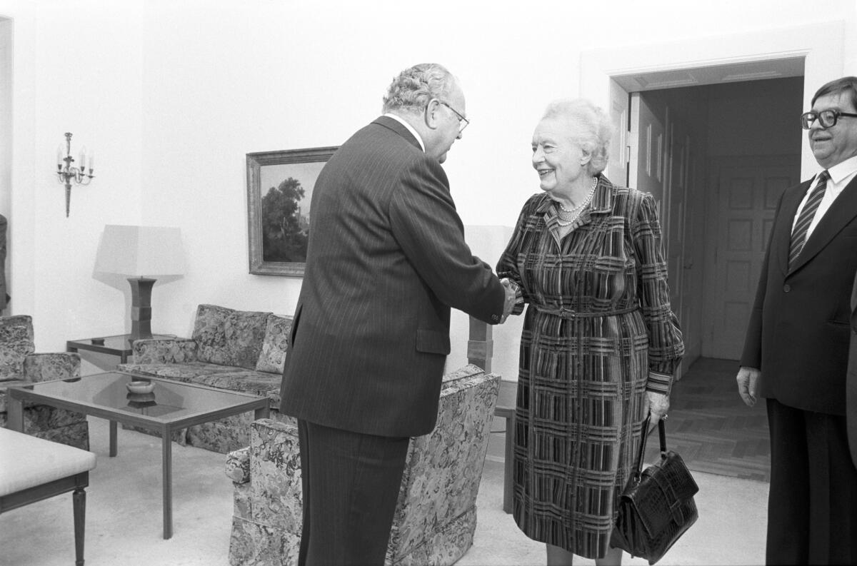 BTPräs Richard Stücklen (CDU/CSU) empfängt die Alterspräsidentin des Europäischen Parlaments, Frau Louise Weiss, im Amtshaus und gibt ihr zu Ehren ein Essen am 20. November 1980.; Bundestagspräsident, Alterspräsidentin, Empfang Stücklen, Richard; Weiss, Louise BTPräs Richard Stücklen (CDU/CSU) empfängt die Alterspräsidentin des Europäischen Parlaments, Frau Louise Weiss, im Amtshaus und gibt ihr zu Ehren ein Essen am 20. November 1980.; Bundestagspräsident, Alterspräsidentin, Empfang