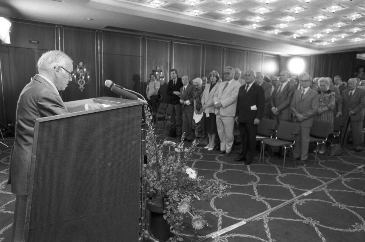 Buchvorstellung des 1. und 2. Bandes aus der Reihe "Abgeordnete des Dt. Bundestages Aufzeichnungen und Erinnerungen". Am Rednerpult: Bundestagspräsident a.D. Dr. Eugen Gerstenmaier (CDU/CSU).; Buchvorstellung, Bundestagspräsident, Rede, Rednerpult Gerstenmaier, Eugen Buchvorstellung des 1. und 2. Bandes aus der Reihe "Abgeordnete des Dt. Bundestages Aufzeichnungen und Erinnerungen". Am Rednerpult: Bundestagspräsident a.D. Dr. Eugen Gerstenmaier (CDU/CSU).; Buchvorstellung, Bundestagspräsident, Rede, Rednerpult