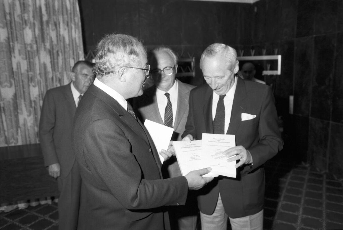 Barzel, Rainer Buchvorstellung des 1. und 2. Bandes aus der Reihe "Abgeordnete des Dt. Bundestages Aufzeichnungen und Erinnerungen".; V.l.n.r.: BTPräs Dr. Rainer Barzel (CDU/CSU), Abteilungsleiter WD (Wissenschaft und Dokumentation) Dr. Matthes, Verleger Boppard Boldt.; Buchvorstellung, Abteilungsleiter, Bundestagsverwaltung, Bundestagspräsident