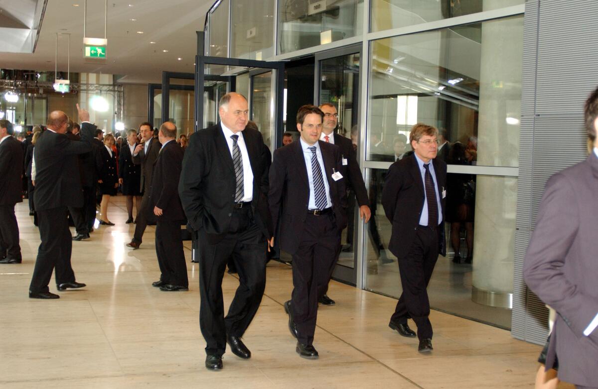 Schlauch, Rezzo Der Politiker Rezzo Schlauch, Bündnis 90/Die Grünen, Mitte, bei der Bundesversammlung. Am 23.5.2005 ist die Bundesversammlung zur Wahl des neuen Bundespräsidenten; zusammengetreten.