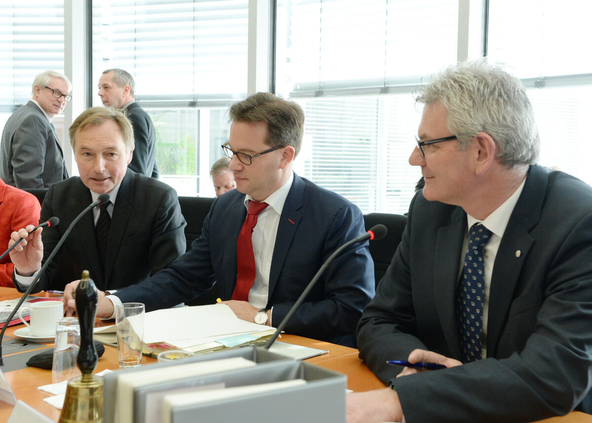 Artur Auernhammer, (re), CDU/CSU, stellvertretender Vorsitzender des Ausschusses des Deutschen Bundestages für Umwelt, Naturschutz, Bau und Reaktorsicherheit, leitet eine Sitzung, an der Reiner Nagel, (li), Vorstandsvorsitzender der Bundesstiftung Baukultur, und der Parlamentarische Staatssekretär Florian Pronold, (mitte), SPD, teil nehmen. Auernhammer, Artur; Nagel, Reiner; Pronold, Florian Artur Auernhammer, (re), CDU/CSU, stellvertretender Vorsitzender des Ausschusses des Deutschen Bundestages für Umwelt, Naturschutz, Bau und Reaktorsicherheit, leitet eine Sitzung, an der Reiner Nagel, (li), Vorstandsvorsitzender der Bundesstiftung Baukultur, und der Parlamentarische Staatssekretär Florian Pronold, (mitte), SPD, teil nehmen.