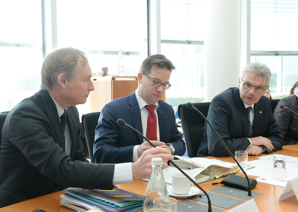 Artur Auernhammer, (re), CDU/CSU, stellvertretender Vorsitzender des Ausschusses des Deutschen Bundestages für Umwelt, Naturschutz, Bau und Reaktorsicherheit, leitet eine Sitzung, an der Reiner Nagel, (li), Vorstandsvorsitzender der Bundesstiftung Baukultur, und der Parlamentarische Staatssekretär Florian Pronold, (mitte), SPD, teil nehmen. Auernhammer, Artur; Nagel, Reiner; Pronold, Florian Artur Auernhammer, (re), CDU/CSU, stellvertretender Vorsitzender des Ausschusses des Deutschen Bundestages für Umwelt, Naturschutz, Bau und Reaktorsicherheit, leitet eine Sitzung, an der Reiner Nagel, (li), Vorstandsvorsitzender der Bundesstiftung Baukultur, und der Parlamentarische Staatssekretär Florian Pronold, (mitte), SPD, teil nehmen.
