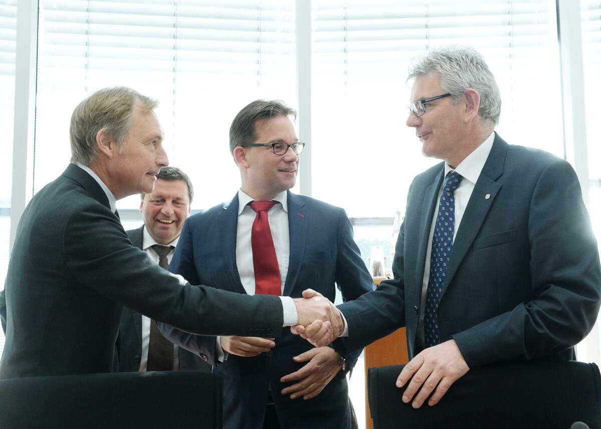 Artur Auernhammer, (re), CDU/CSU, stellvertretender Vorsitzender des Ausschusses des Deutschen Bundestages für Umwelt, Naturschutz, Bau und Reaktorsicherheit, leitet eine Sitzung, an der Reiner Nagel, (li), Vorstandsvorsitzender der Bundesstiftung Baukultur, und der Parlamentarische Staatssekretär Florian Pronold, (mitte), SPD, teil nehmen. Auernhammer, Artur; Nagel, Reiner; Pronold, Florian Artur Auernhammer, (re), CDU/CSU, stellvertretender Vorsitzender des Ausschusses des Deutschen Bundestages für Umwelt, Naturschutz, Bau und Reaktorsicherheit, leitet eine Sitzung, an der Reiner Nagel, (li), Vorstandsvorsitzender der Bundesstiftung Baukultur, und der Parlamentarische Staatssekretär Florian Pronold, (mitte), SPD, teil nehmen.