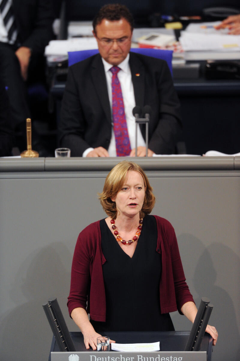 Kerstin Andreae, Bündnis 90/Die Grünen, Bundestagsabgeordnete, Abgeordnete, Mitglied Deutscher Bundestag, MdB, Rede, 2. Sitzung, TOP 8, Thema: Erhalt der Stahlstandorte in Deutschland, Vorsitz: Bundestagsvizepräsident Hans-Peter Friedrich, CDU/CSU.; Rednerpult. Andreae, Kerstin; Friedrich, Hans-Peter Kerstin Andreae, Bündnis 90/Die Grünen, Bundestagsabgeordnete, Abgeordnete, Mitglied Deutscher Bundestag, MdB, Rede, 2. Sitzung, TOP 8, Thema: Erhalt der Stahlstandorte in Deutschland, Vorsitz: Bundestagsvizepräsident Hans-Peter Friedrich, CDU/CSU.; Rednerpult.