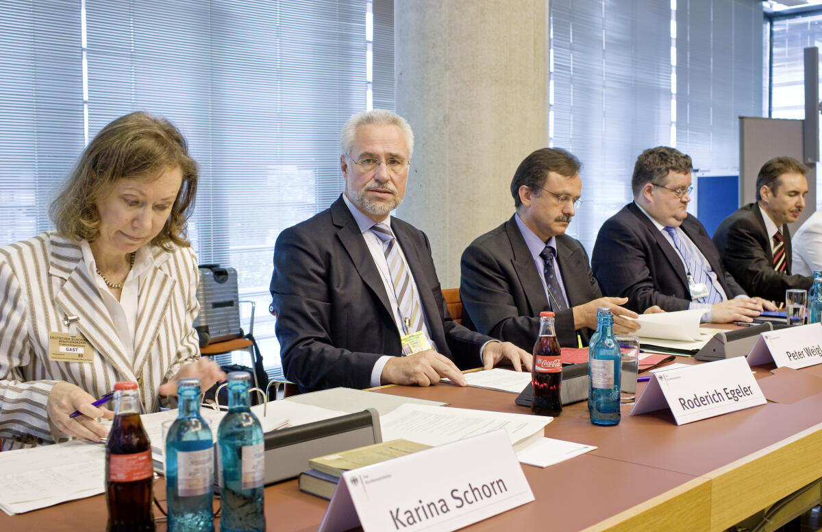 Egeler, Roderich Der Bundewahlleiter, Dr. Roderich Egeler., 2. von links, eröffnet die 2. Sitzung des Bundeswahlausschusses am 6. August 2009.