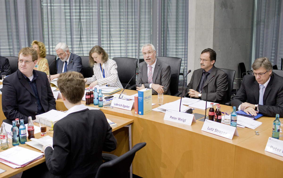 Egeler, Roderich Roderich Egelereröffnet die öffentliche Sitzung des Bundeswahlausschusses.