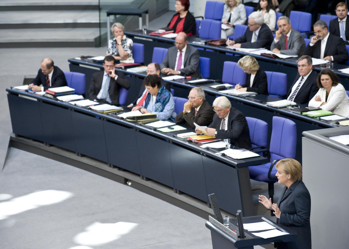 Merkel, Angela Bundeskanzlerin Dr. Angela Merkel, CDU/CSU, MdB, spricht am 08.09.2009 während einer Sondersitzung im Bundestag in Berlin.; Auf der Regierungsbank sitzen: v.l.n.r (1.Reihe) Bundesarbeitsminister Olaf Scholz, SPD, MdB, Bundeswirtschaftsminister Dr. Freiherr Karl-Theodor zu Guttenberg, CDU/CSU, MdB, Finanzminister Peer Steinbrück, SPD, MdB, Justizministerin Birgitte Zypries, SPD, MdB, Bundesinnenminister Dr. Wolfgang Schäuble, CDU/CSU, MdB, Außenminister und Vizekanzler Dr. Frank-Walter Steinmeier, SPD, MdB,; v.l.n.r (2. Reihe): Bildungsministerin Dr. Annette Schavan, CDU/CSU, MdB, Bundesverkehrsminister Wolfgang Tiefensee, SPD, MdB, Bundesfamilienministerin Dr. Ursula von der Leyen, CDU/CSU, MdB, Verteidigungsminister Dr. Franz Josef Jung, CDU/CSU, MdB, Verbraucherschutzministerin Ilse Aigner, CDU/CSU, MdB.; Minister, Abgeordnete, Mitglieder der Regierung, Rede, Redner, Rednerpult, Plenum, Reichstagsgebäude