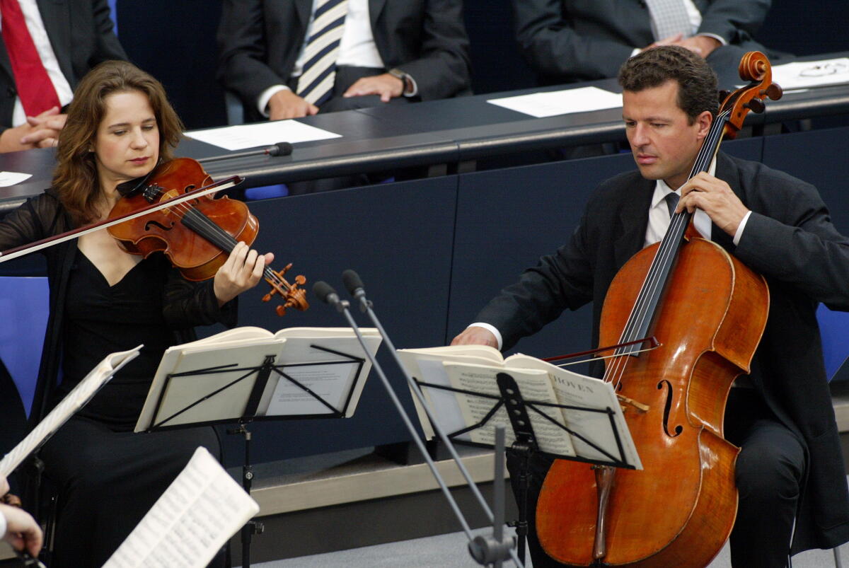  Musiker im Plenum bei der Gedenkstunde zum 50. Jahrestag des Aufstandes in der; DDR.