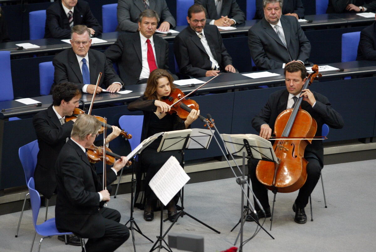 Teufel, Erwin; Wowereit, Klaus; Platzeck, Matthias; Beck, Kurt Ein Streichquartett musiziert bei der Gedenkstunde zum 50. Jahrestag des Aufstandes in der DDR. Dahinter sitzen auf der Länderbank von links der baden-württembergische Ministerpräsident Erwin Teufel, CDU, Berlins Regierender Bürgermeister Klaus Wowereit, SPD, Brandenburgs Ministerpräsident Matthias Platzeck, SPD, und der rheinland-pfälzische Ministerpräsident Kurt Beck, SPD.; Musiker