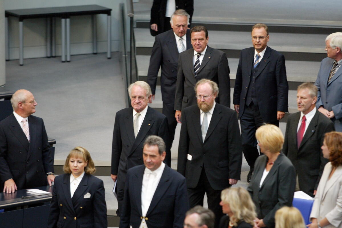 Schröder, Gerhard; Papier, Hans-Jürgen; Rau, Johannes; Thierse, Wolfgang; Böhmer, Wolfgang In der ersten Reihe zwei Plenarassistenten im Plenum. In der zweiten Reihe von links Bundespräsident Johannes Rau, SPD, und Bundestagspräsident Wolfgang Thierse, SPD, MdB. In der dritten Reihe von links: Bundesratspräsident Wolfgang Böhmer, CDU, Ministerpräsident von Sachsen-Anhalt, Bundeskanzler Gerhard Schröder, SPD, MdB, und der Bundesverfassungsgerichts-Präsident Hans-Jürgen Papier gehen zur Gedenkstunde zum 50. Jahrestag des Aufstandes in der DDR.; Saaldiener