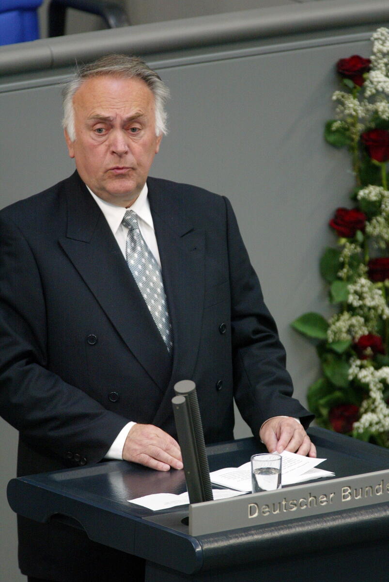 Der Ministerpräsident von Sachsen-Anhalt, Wolfgang Böhmer, CDU, redet bei der Gedenkstunde im Plenum.zum 50. Jahrestag des Aufstandes in der DDR. Böhmer, Wolfgang Der Ministerpräsident von Sachsen-Anhalt, Wolfgang Böhmer, CDU, redet bei der Gedenkstunde im Plenum.zum 50. Jahrestag des Aufstandes in der DDR.