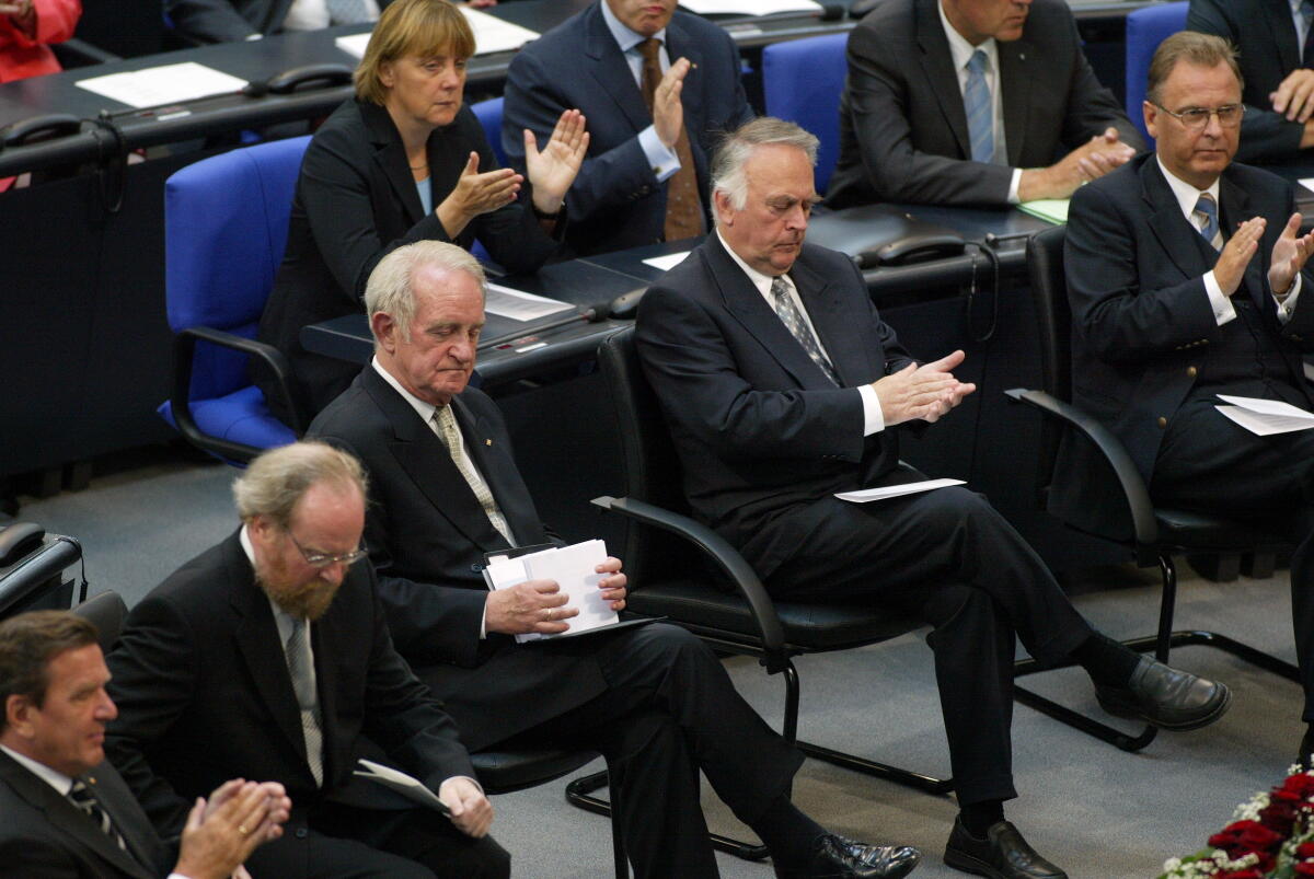 Schröder, Gerhard; Thierse, Wolfgang; Rau, Johannes; Böhmer, Wolfgang; Papier, Hans-Jürgen; Merkel, Angela Erste Reihe im Plenum von links: Bundeskanzler Gerhard Schröder, SPD, MdB, Bundestagspräsident Wolfgang Thierse, SPD, MdB, Bundespräsident Johannes Rau, SPD, Bundesratspräsident Wolfgang Böhmer, CDU, Ministerpräsident von Sachsen-Anhalt und der Bundesverfassungsgerichtspräsident Hans-Jürgen Papier in der Gedenkstunde zum 50. Jahrestag des Aufstandes in der DDR. In der zweiten Reihe sitzt Angela Merkel, CDU/CSU, MdB.