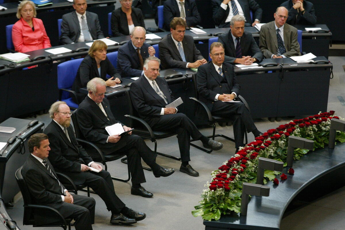 Schröder, Gerhard; Thierse, Wolfgang; Rau, Johannes; Böhmer, Wolfgang; Papier, Hans-Jürgen; Merkel, Angela; Kauder, Volker; Glos, Michael; Ramsauer, Peter; Lammert, Norbert In der ersten Reihe im Plenum sitzen von links: Bundeskanzler Gerhard Schröder, SPD, Bundestagspräsident Wolfgang Thierse, SPD, MdB, Bundespräsident Johannes Rau, SPD, Bundesratspräsident Wolfgang Böhmer, CDU, Ministerpräsident von Sachsen-Anhalt und der Bundesverfassungsgerichtspräsident Hans-Jürgen Papier bei der Gedenkstunde zum 50. Jahrestag des Aufstandes in der DDR. In der zweiten Reihe sitzen von links Angela Merkel, CDU/CSU, MdB, Volker Kauder, CDU/CSU, MdB, Michael Glos, CDU/CSU, MdB, Peter Ramsauer, CDU/CSU, MdB, und Prof. Norbert Lammert, CDU/CSU, MdB.