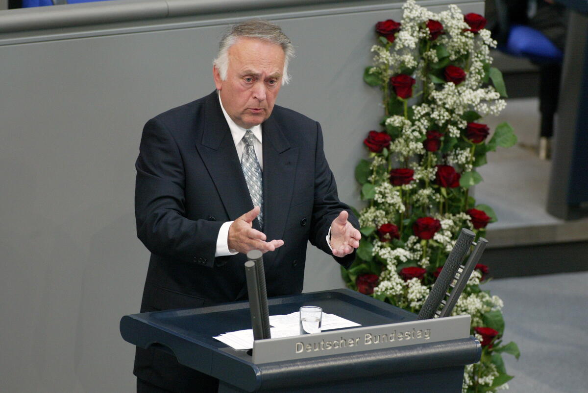 Der Ministerpräsident von Sachsen-Anhalt Wolfgang Böhmer, CDU, redet im Plenum bei der Gedenkstunde zum 50. Jahrestag des Aufstandes in der DDR. Böhmer, Wolfgang Der Ministerpräsident von Sachsen-Anhalt Wolfgang Böhmer, CDU, redet im Plenum bei der Gedenkstunde zum 50. Jahrestag des Aufstandes in der DDR.