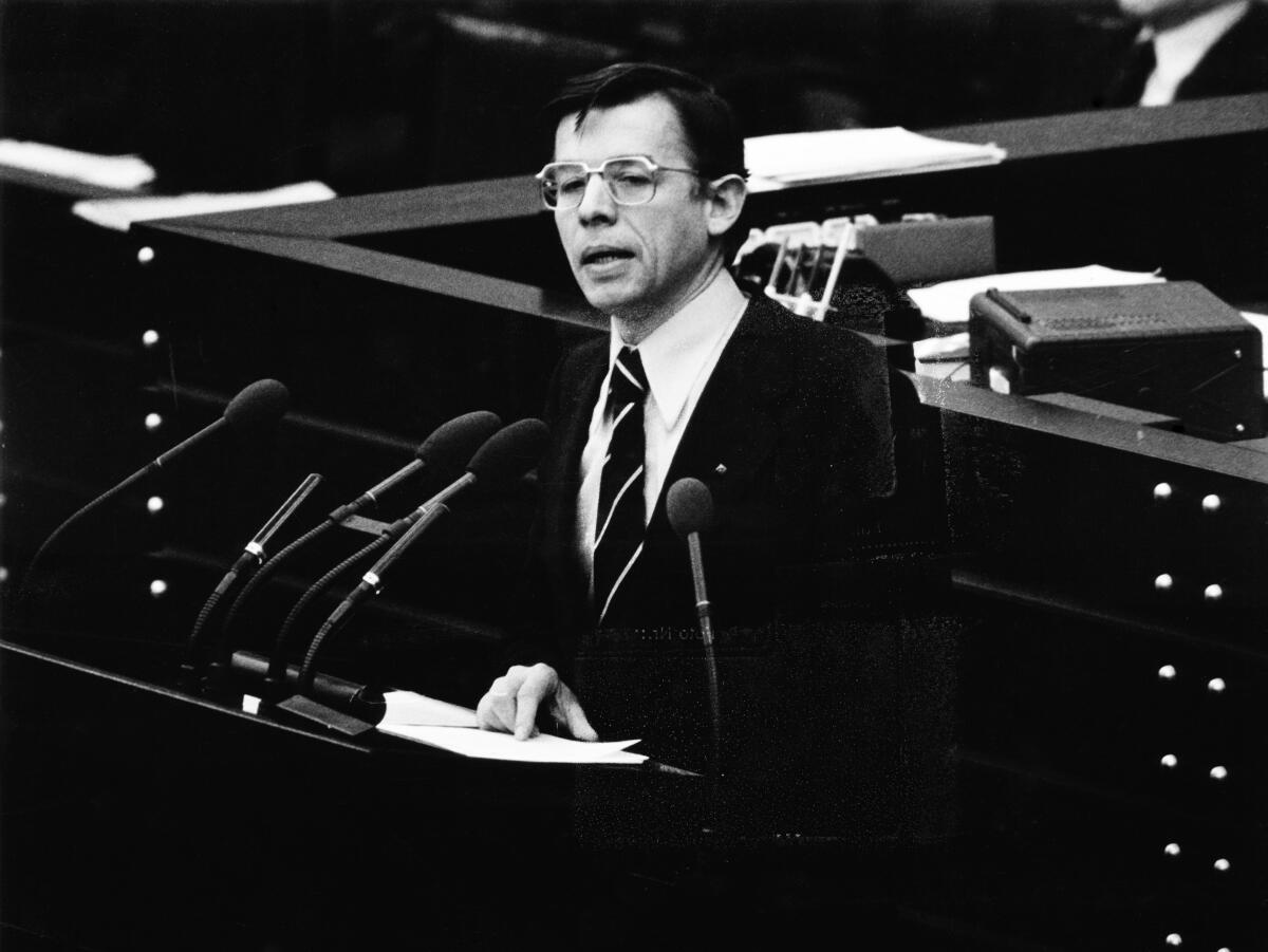 Dr. Olaf Schwencke, SPD, Rede im Deutschen Bundestag, Plenarsitzung Nr. 145, TOP 2, Themen: Unverjährbarkeit von Völkermord und Mord; Bundestagsabgeordneter, Abgeordneter, Rednerpult, Plenum, Verjährung, Verjährungsdebatte Schwencke, Olaf Dr. Olaf Schwencke, SPD, Rede im Deutschen Bundestag, Plenarsitzung Nr. 145, TOP 2, Themen: Unverjährbarkeit von Völkermord und Mord; Bundestagsabgeordneter, Abgeordneter, Rednerpult, Plenum, Verjährung, Verjährungsdebatte