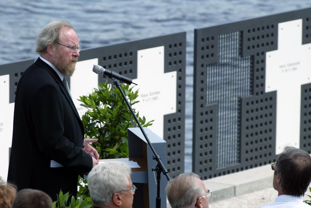 Bundestagspräsident Wolfgang Thierse, SPD, MdB, Gedenkstunde zum 50. Jahrestag des Aufstandes in der DDR vor dem Reichstag. Thierse, Wolfgang Bundestagspräsident Wolfgang Thierse, SPD, MdB, Gedenkstunde zum 50. Jahrestag des Aufstandes in der DDR vor dem Reichstag.