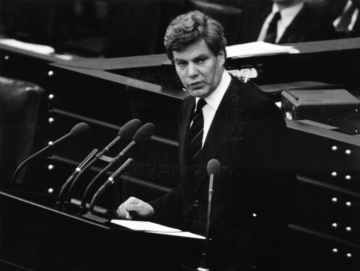 Franz Ludwig Schenk Graf von Stauffenberg, CDU/CSU, Rede im Deutschen Bundestag, Plenarsitzung Nr. 145, TOP 2, Themen: Unverjährbarkeit von Völkermord und Mord; Bundestagsabgeordneter, Abgeordneter, Rednerpult, Plenum, Verjährung, Verjährungsdebatte Stauffenberg, Franz Ludwig Schenk Graf von Franz Ludwig Schenk Graf von Stauffenberg, CDU/CSU, Rede im Deutschen Bundestag, Plenarsitzung Nr. 145, TOP 2, Themen: Unverjährbarkeit von Völkermord und Mord; Bundestagsabgeordneter, Abgeordneter, Rednerpult, Plenum, Verjährung, Verjährungsdebatte