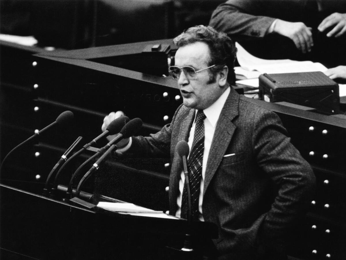 Stockleben, Adolf Adolf Stockleben, SPD, Rede im Deutschen Bundestag, Plenarsitzung Nr. 145, TOP 2, Themen: Unverjährbarkeit von Völkermord und Mord; Bundestagsabgeordneter, Abgeordneter, Rednerpult, Plenum, Verjährung, Verjährungsdebatte