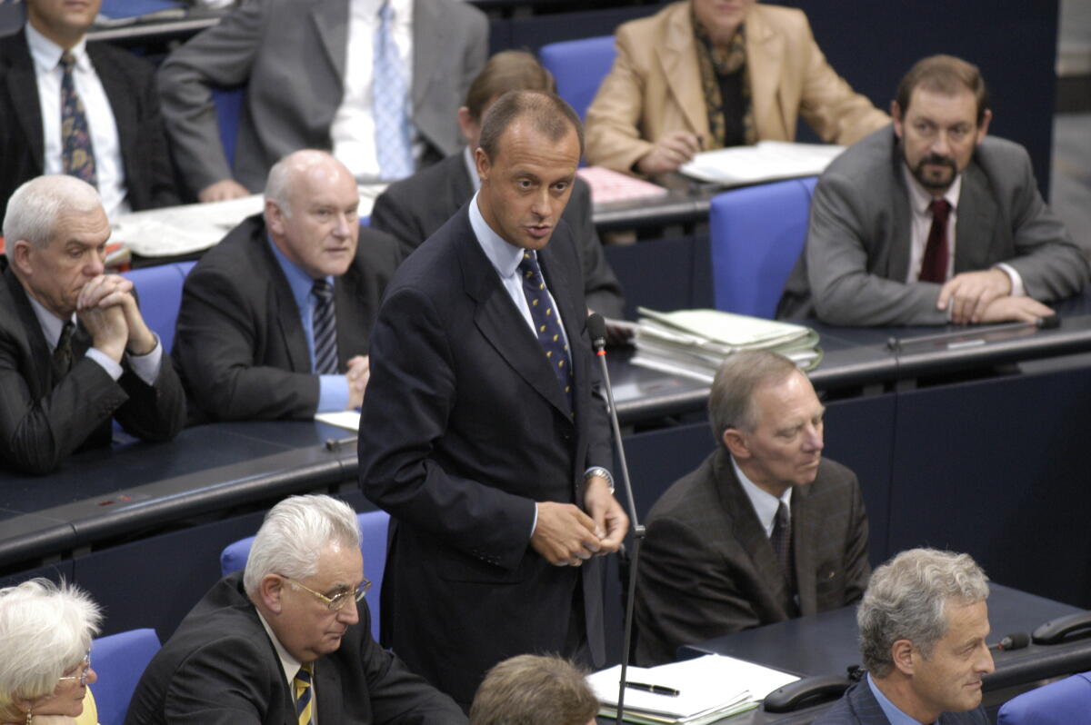 Der Stellvertretende Vorsitzende der CDU/CSU Fraktion Friedrich Merz, MdB, stehend, stellt eine Frage. Rechts sitzt Wolfgang Schäuble, CDU/CSU, MdB. Merz, Friedrich; Schäuble, Wolfgang Der Stellvertretende Vorsitzende der CDU/CSU Fraktion Friedrich Merz, MdB, stehend, stellt eine Frage. Rechts sitzt Wolfgang Schäuble, CDU/CSU, MdB.