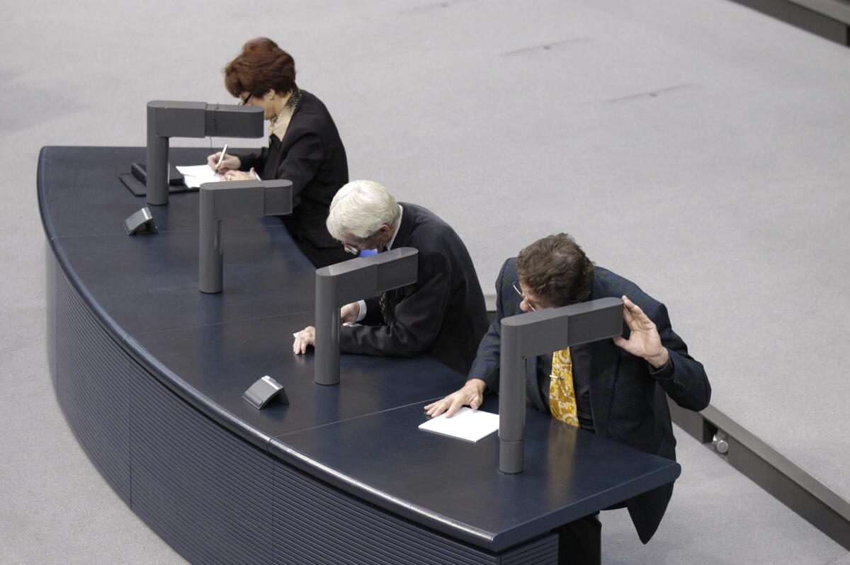 Die Stenografen bei der Arbeit im Plenum. Die Stenografen bei der Arbeit im Plenum.