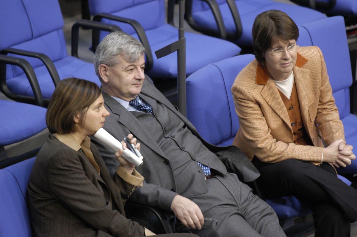 Von links: Fraktionsvorsitzende Katrin Göring-Eckardt, MdB, Aussenminister Joseph Fischer, MdB, und Krista Sager, MdB, alle Bündnis 90/Die Grünen, im Plenum. Göring-Eckardt, Katrin; Fischer, Joseph; Sager, Krista Von links: Fraktionsvorsitzende Katrin Göring-Eckardt, MdB, Aussenminister Joseph Fischer, MdB, und Krista Sager, MdB, alle Bündnis 90/Die Grünen, im Plenum.