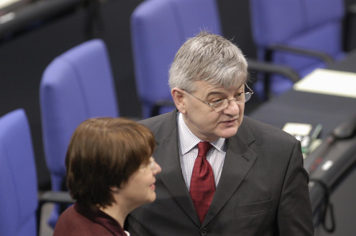 Fischer, Joseph Vizekanzler und Aussenminister Joseph Fischer, Bündnis 90/Die Grünen, MdB, rechts, im Plenum.