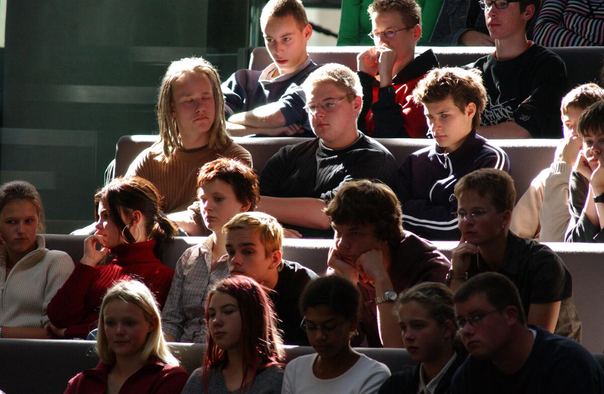  26.09.2003, junge Leute auf der Besuchertribüne im Bundestag.