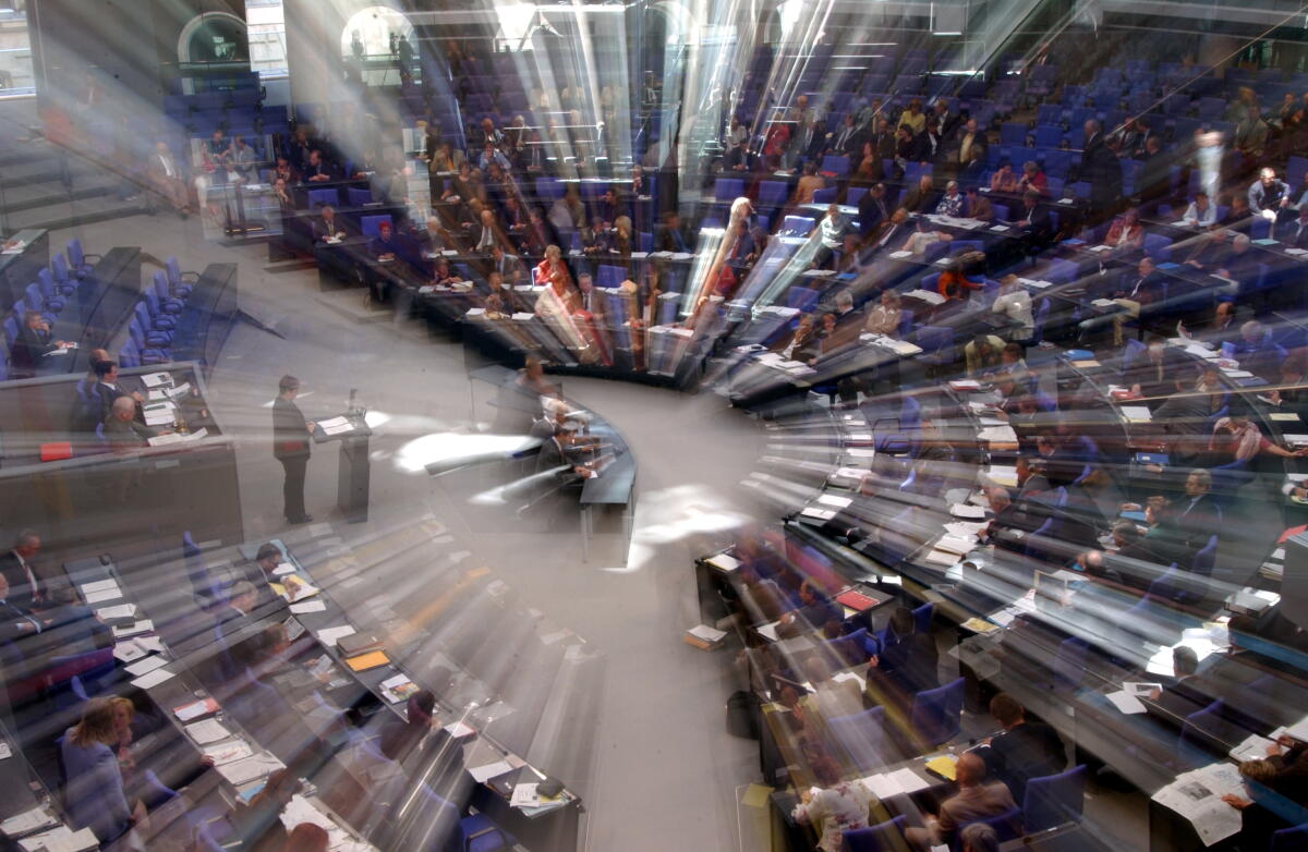 Eine mit Zoomtechnik verfremdete Aufnahme aus dem Plenarsaal. Eine mit Zoomtechnik verfremdete Aufnahme aus dem Plenarsaal.
