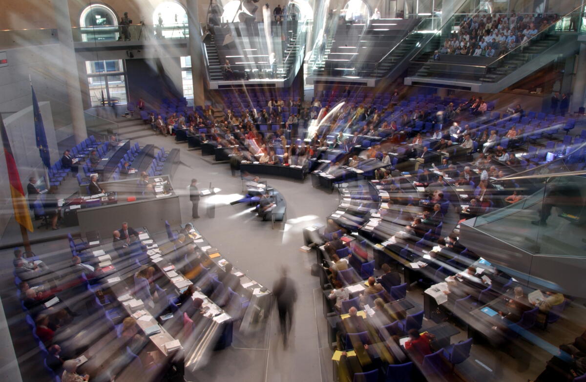 Namentliche Abstimmung zur Gesundheitsreform.; Eine mit Zoomtechnik verfremdete Aufnahme aus dem Plenarsaal. Namentliche Abstimmung zur Gesundheitsreform.; Eine mit Zoomtechnik verfremdete Aufnahme aus dem Plenarsaal.